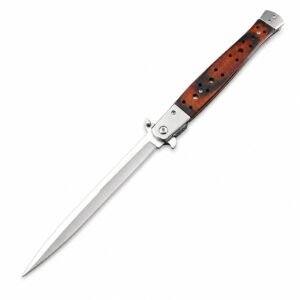 El pez espada de madera se rompió con un fuerte cuchillo plegable de grito